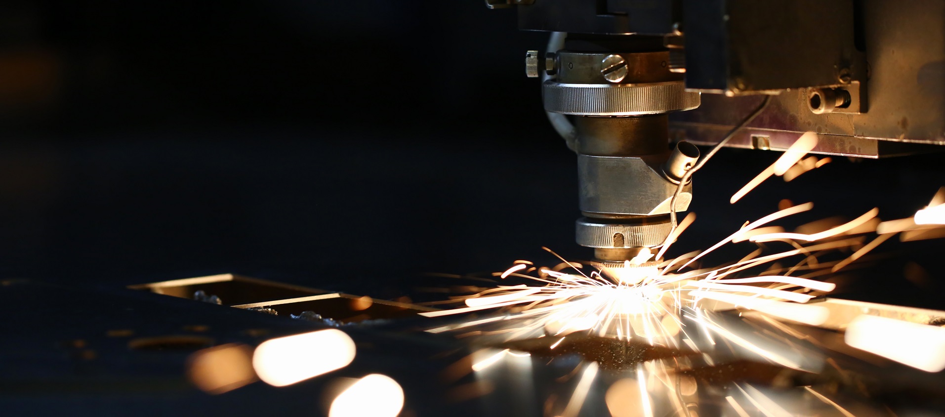 Plasma table cutting metal sheet with precision.